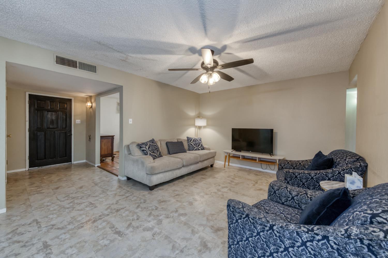 3068 W Holland Ave, Fresno, CA 93722