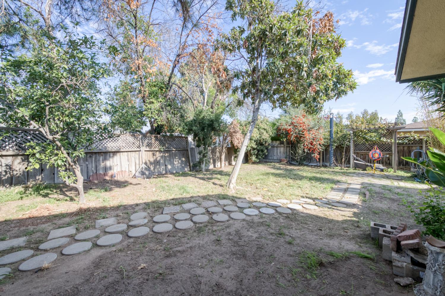 3068 W Holland Ave, Fresno, CA 93722