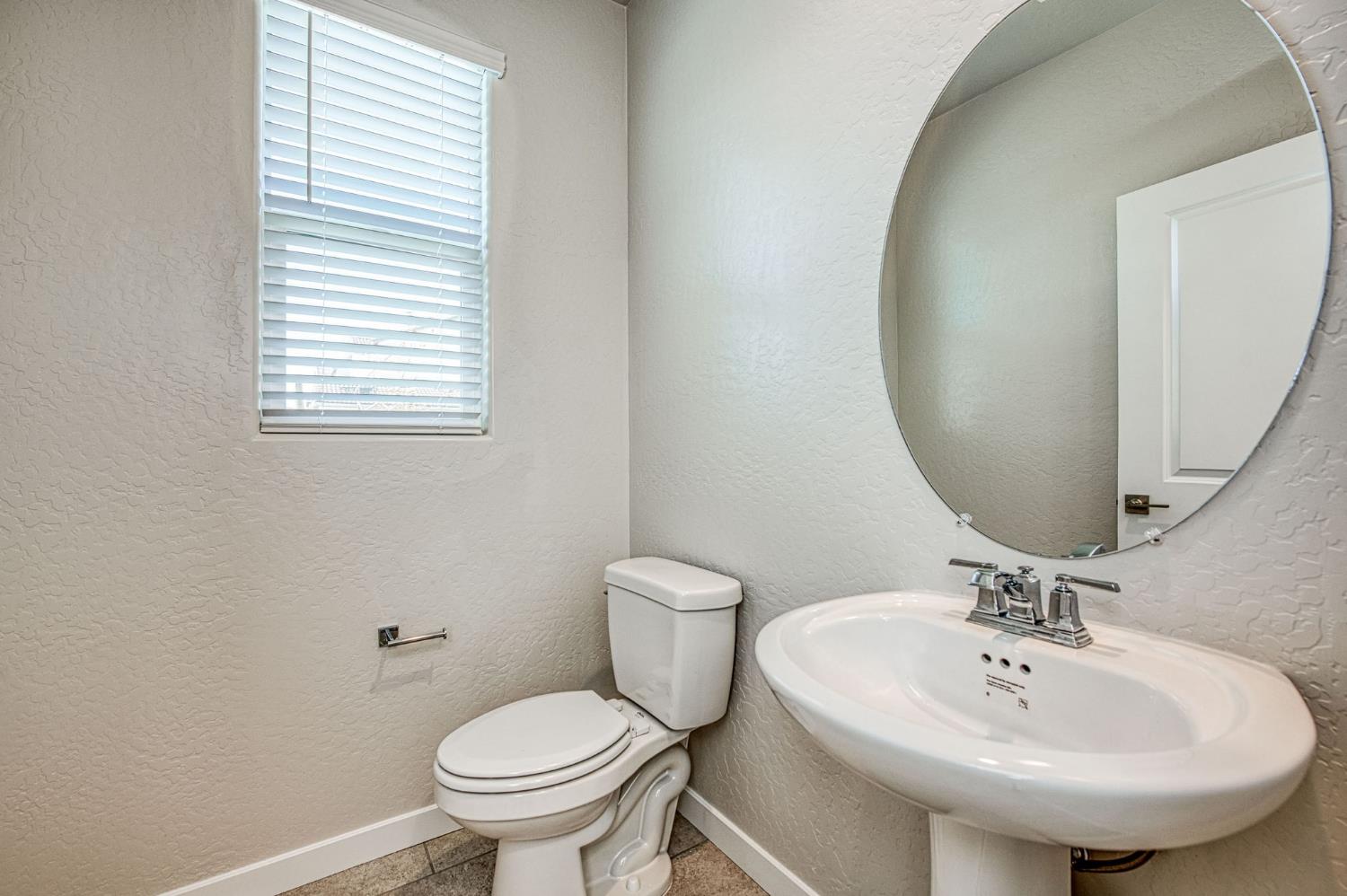 387 Lucas Ave S, Madera, CA 93636