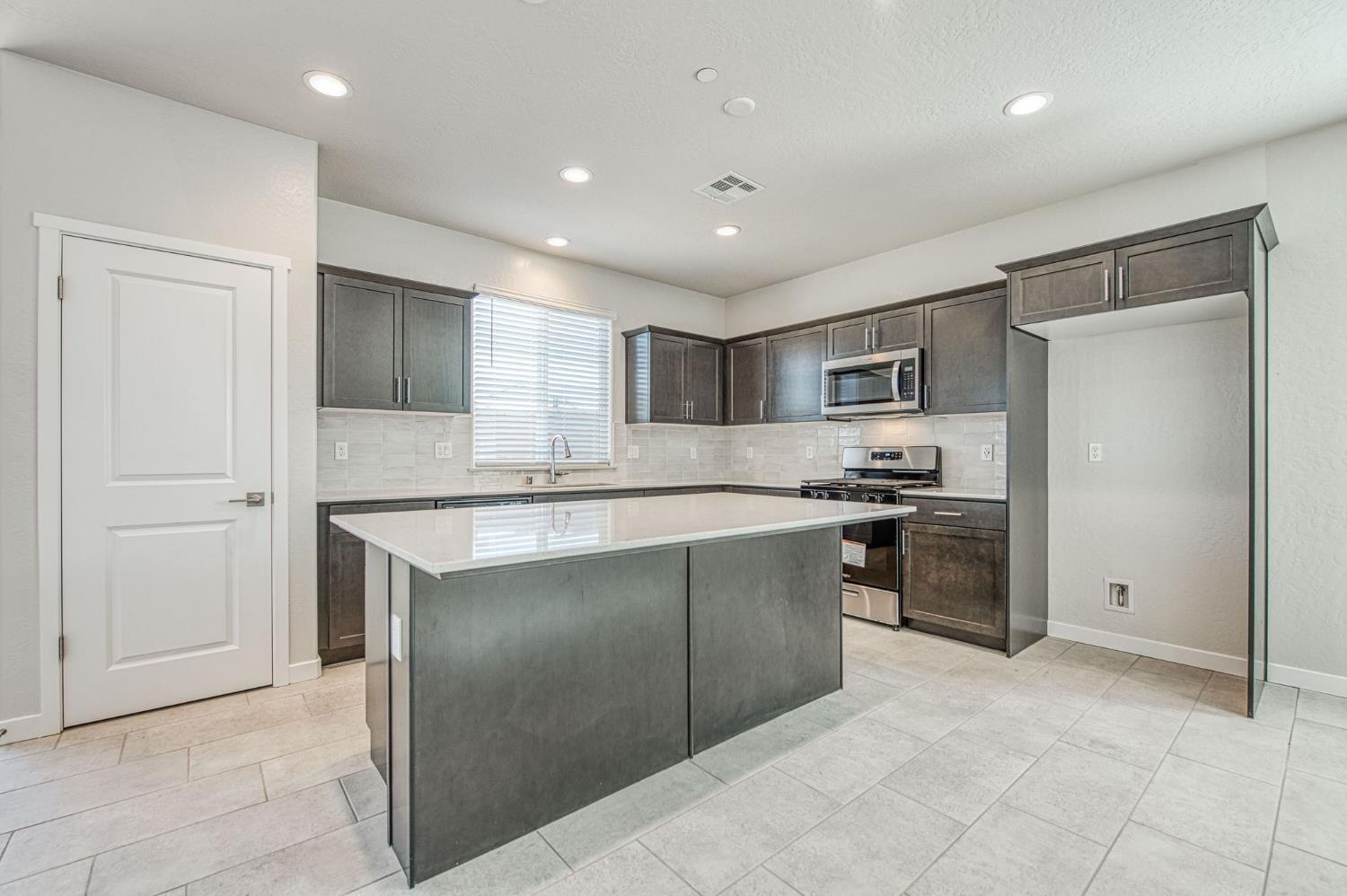 387 Lucas Ave S, Madera, CA 93636