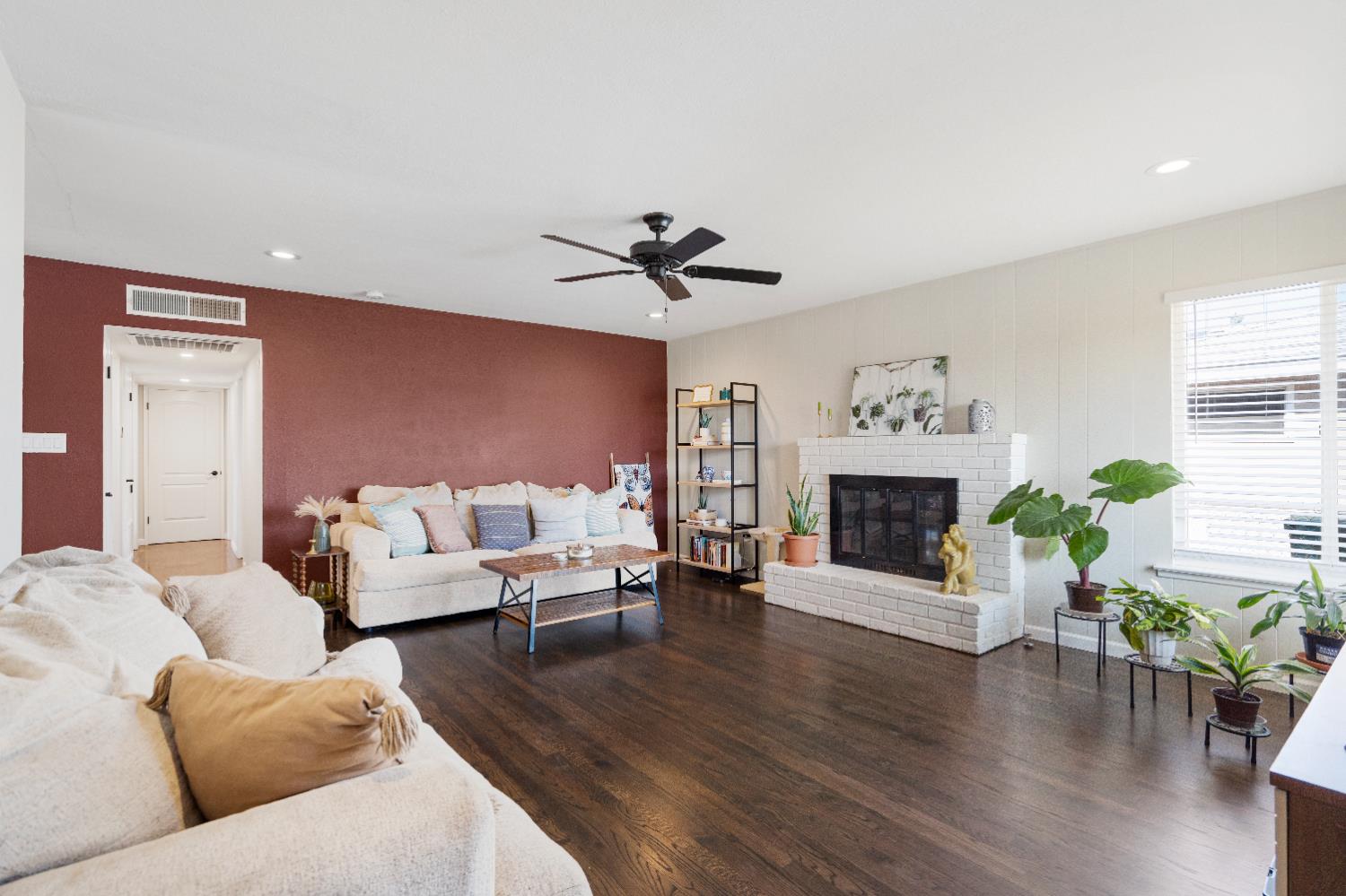 1916 N Burl Dr, Hanford, CA 93230