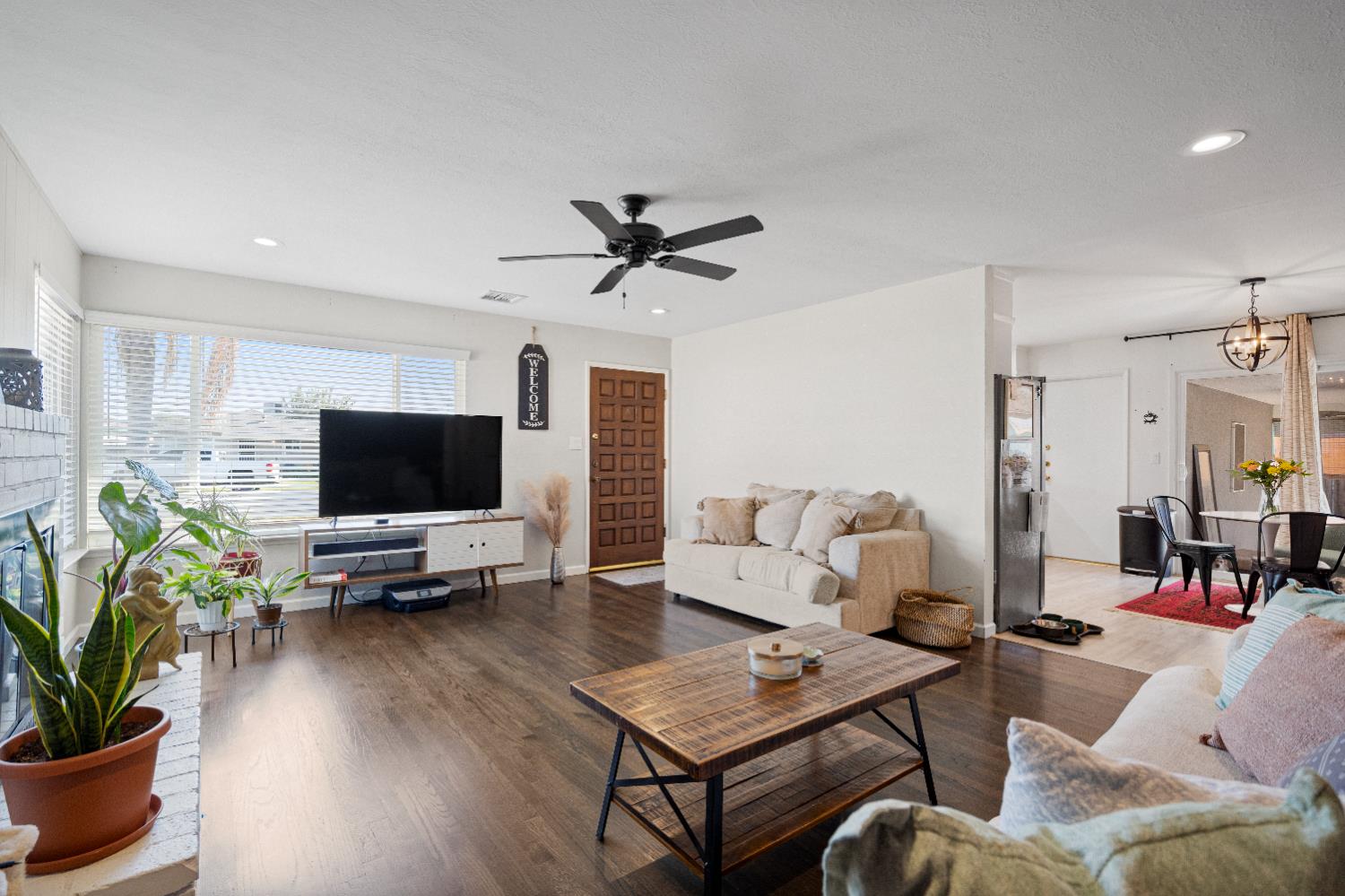 1916 N Burl Dr, Hanford, CA 93230