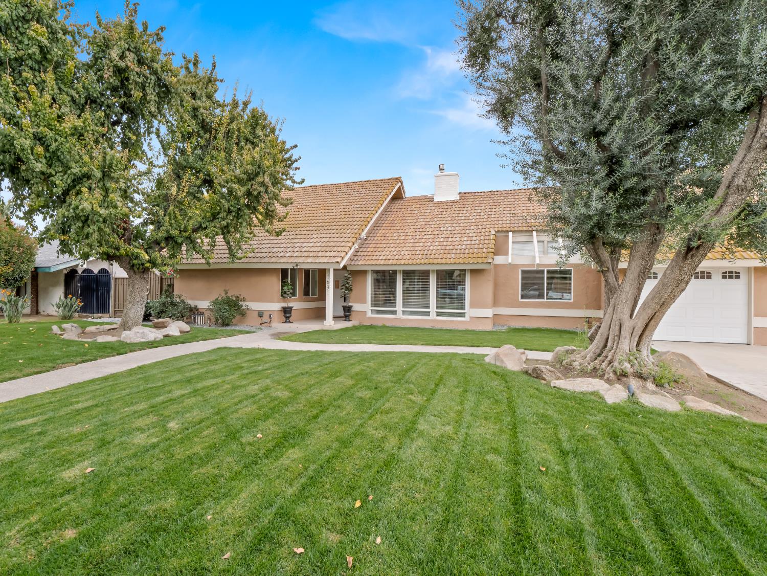 1691 S Bailey Ave, Fresno, CA 93727