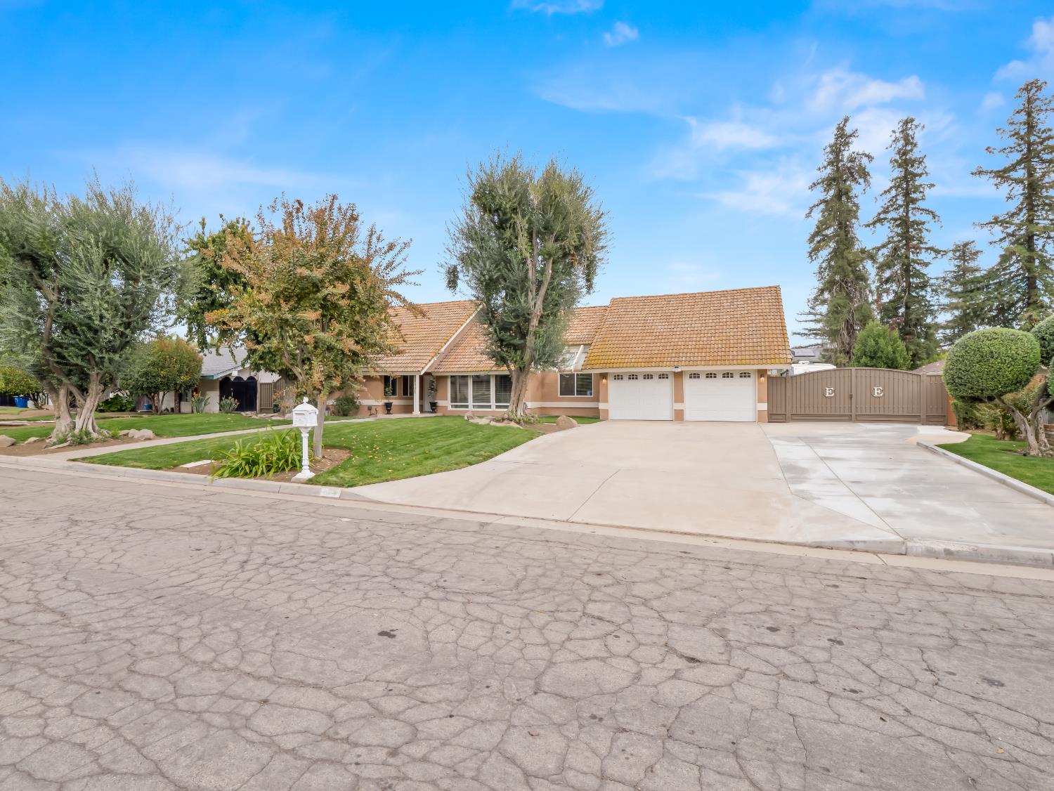 1691 S Bailey Ave, Fresno, CA 93727