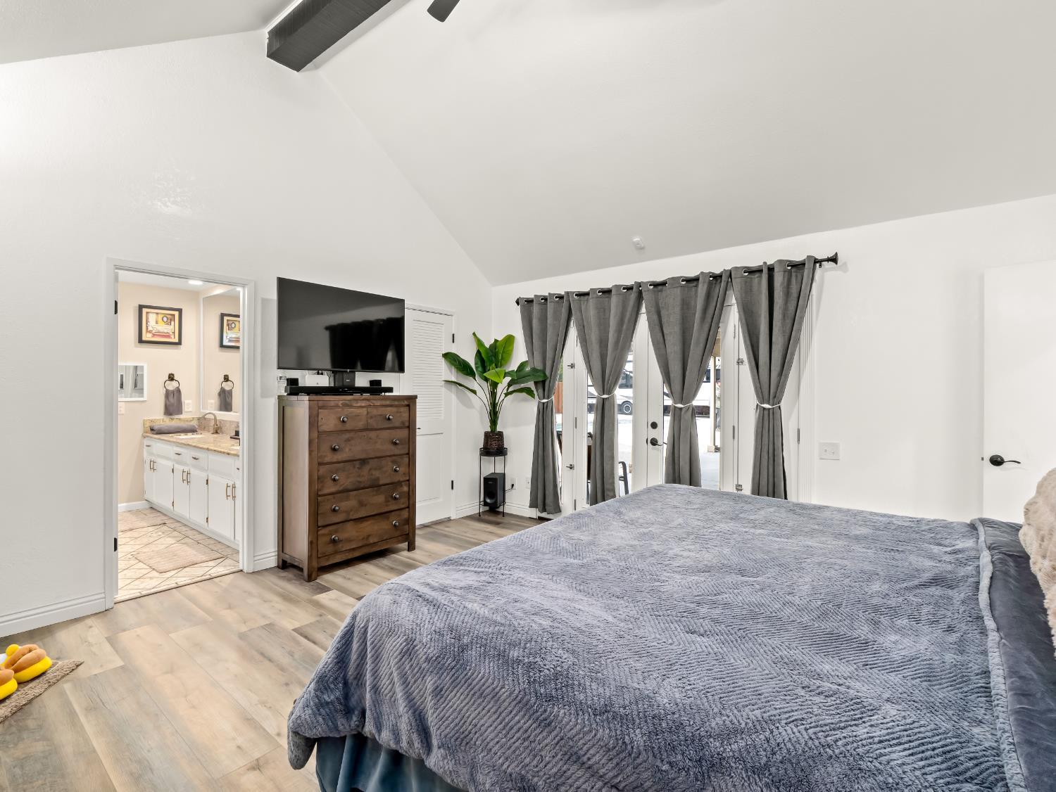 1691 S Bailey Ave, Fresno, CA 93727