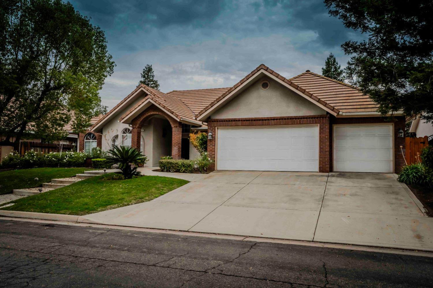 8860 N 10Th St, Fresno, CA 93720