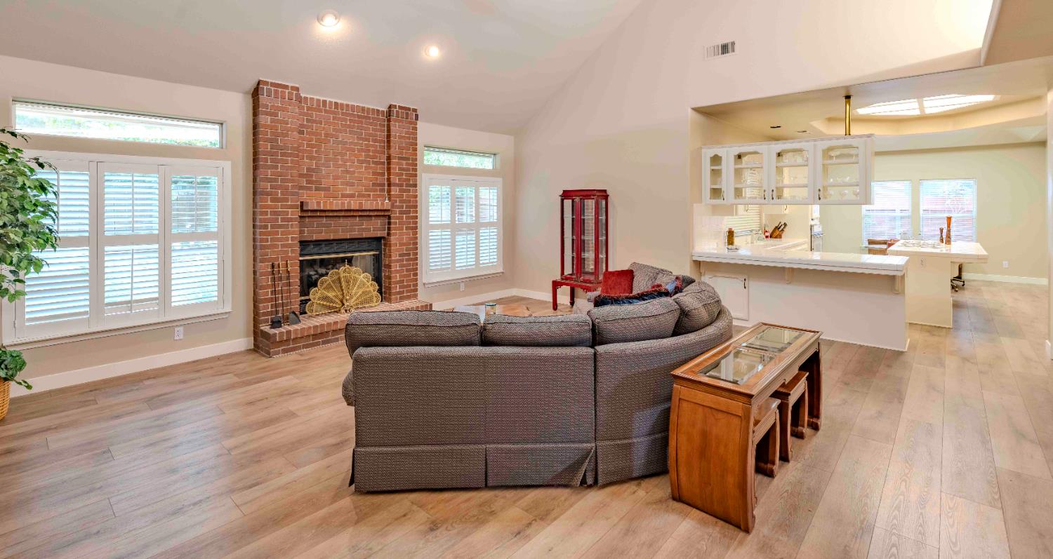 8860 N 10Th St, Fresno, CA 93720