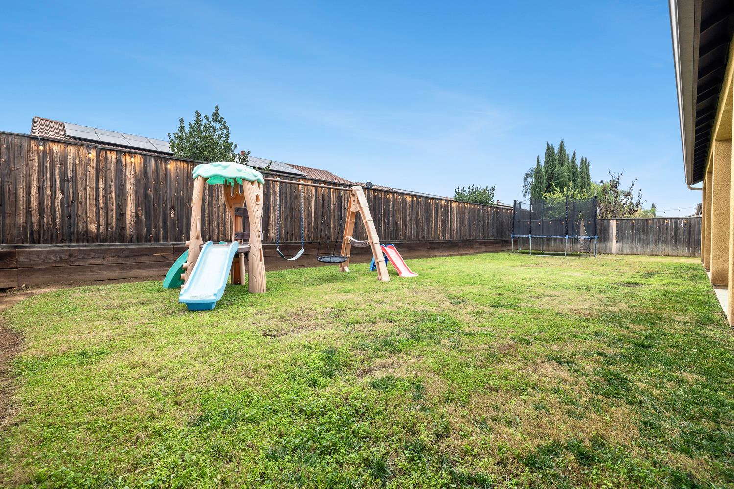 1047 Maine Ave, Clovis, CA 93619