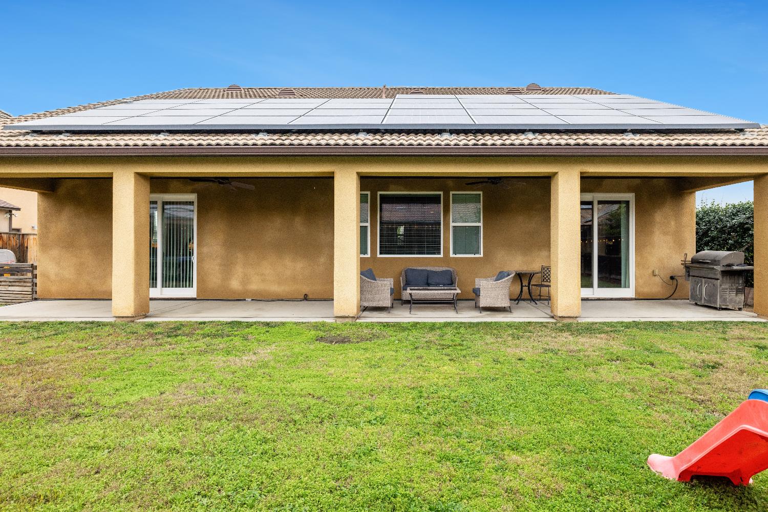 1047 Maine Ave, Clovis, CA 93619