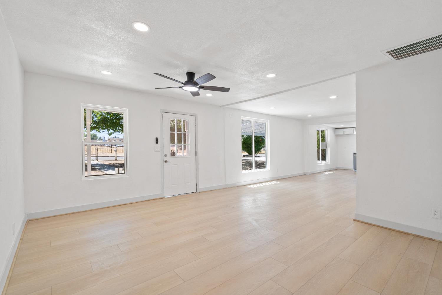 1554 W Thomas Ave, Fresno, CA 93728