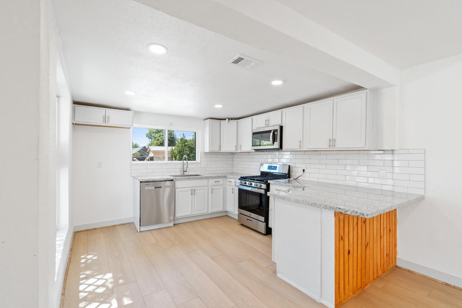 1554 W Thomas Ave, Fresno, CA 93728