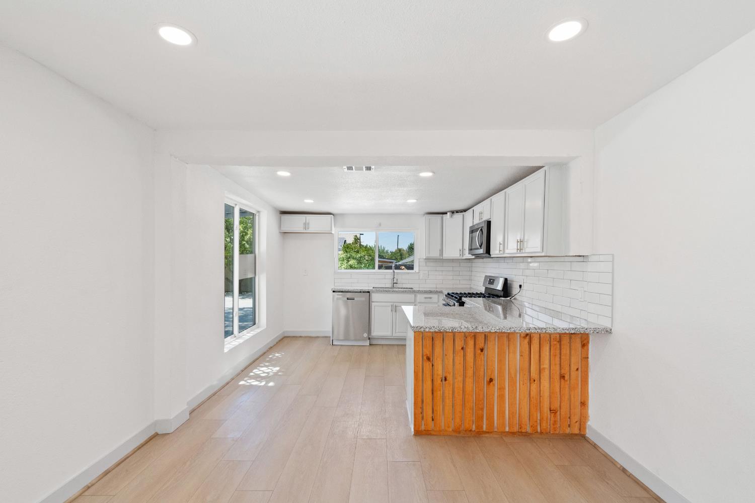 1554 W Thomas Ave, Fresno, CA 93728