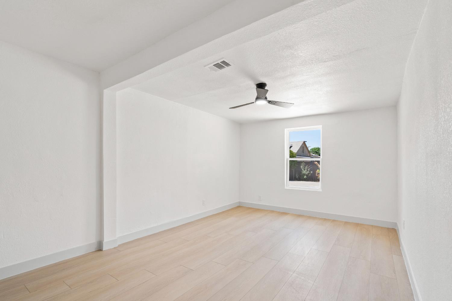 1554 W Thomas Ave, Fresno, CA 93728