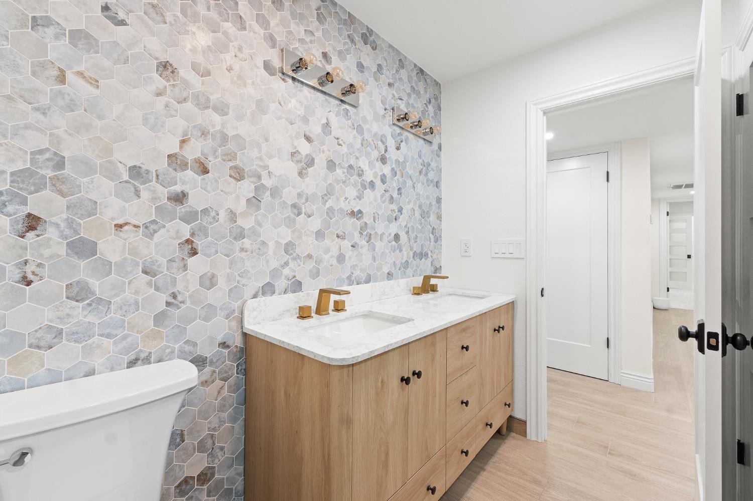 1345 W Escalon Ave, Fresno, CA 93711