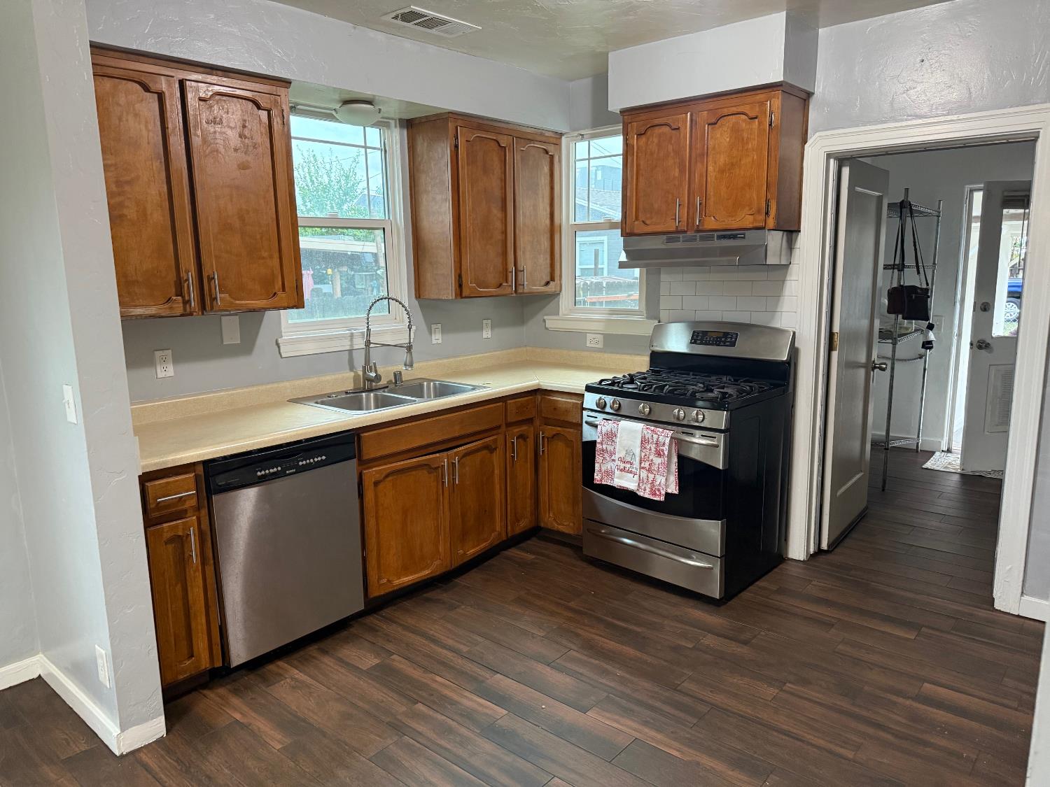 1409 N Divisadero St, Visalia, CA 93291