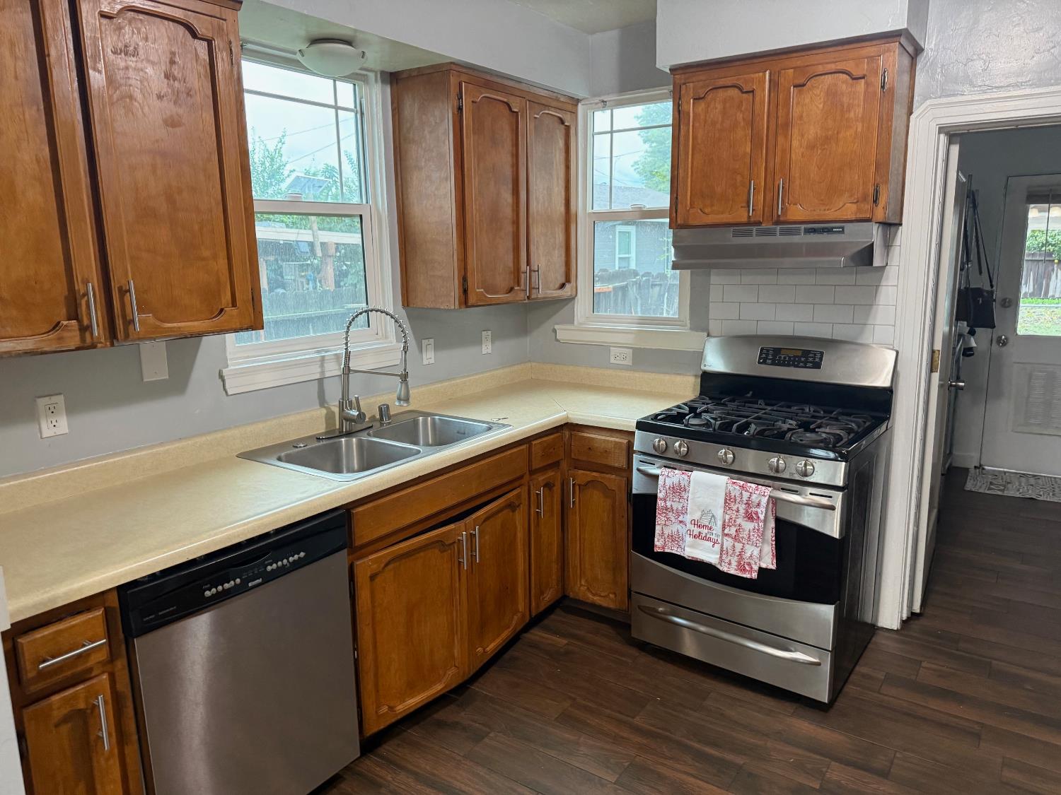 1409 N Divisadero St, Visalia, CA 93291