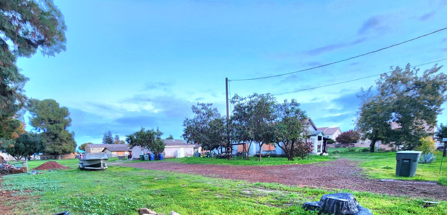 1428 J St, Sanger, CA 93657