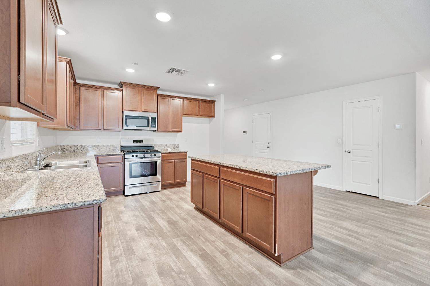 3689 N Mccaffrey Ave, Fresno, CA 93722