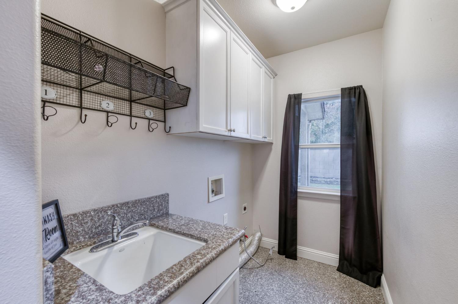 169 Rosewood Ave, Sanger, CA 93657