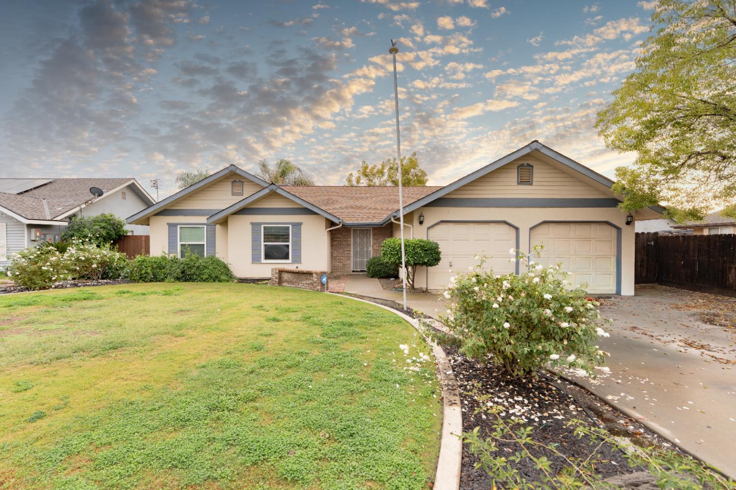 465 W Fargo Ave, Hanford, CA 93230