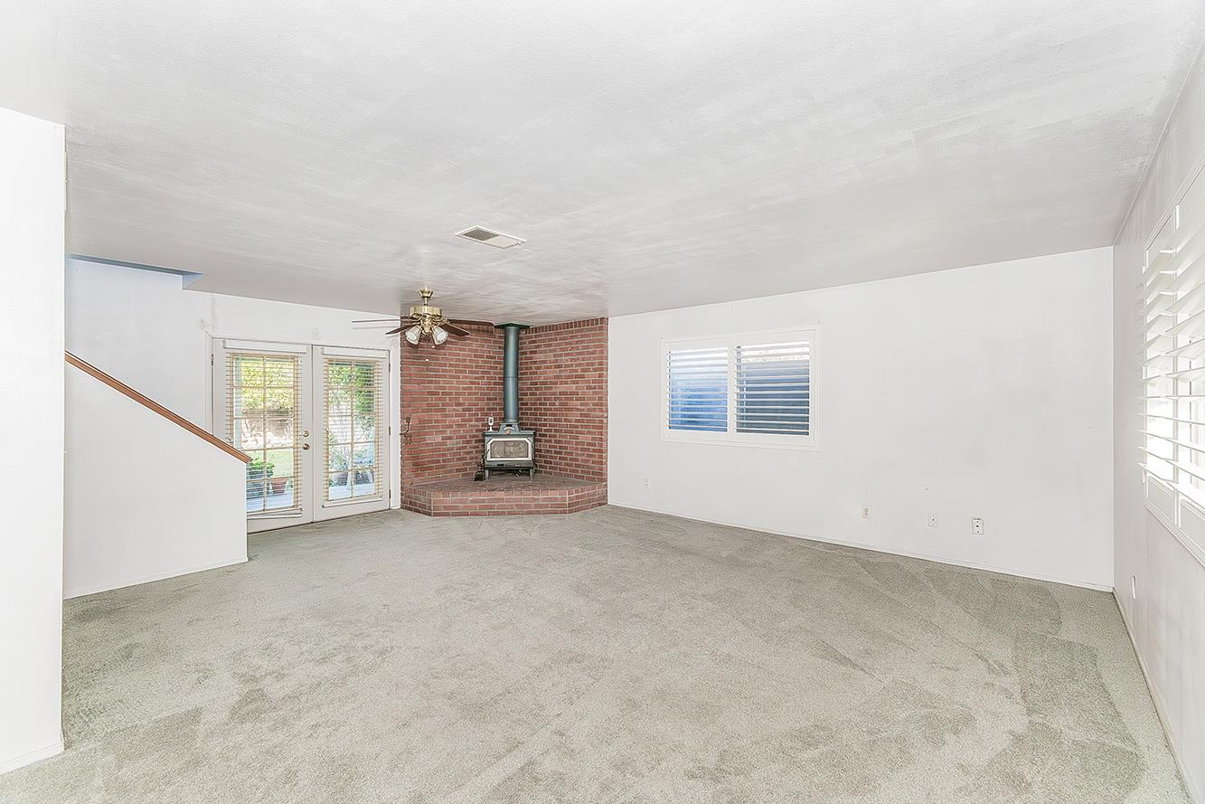 665 Ramblewood Ct, Dinuba, CA 93618