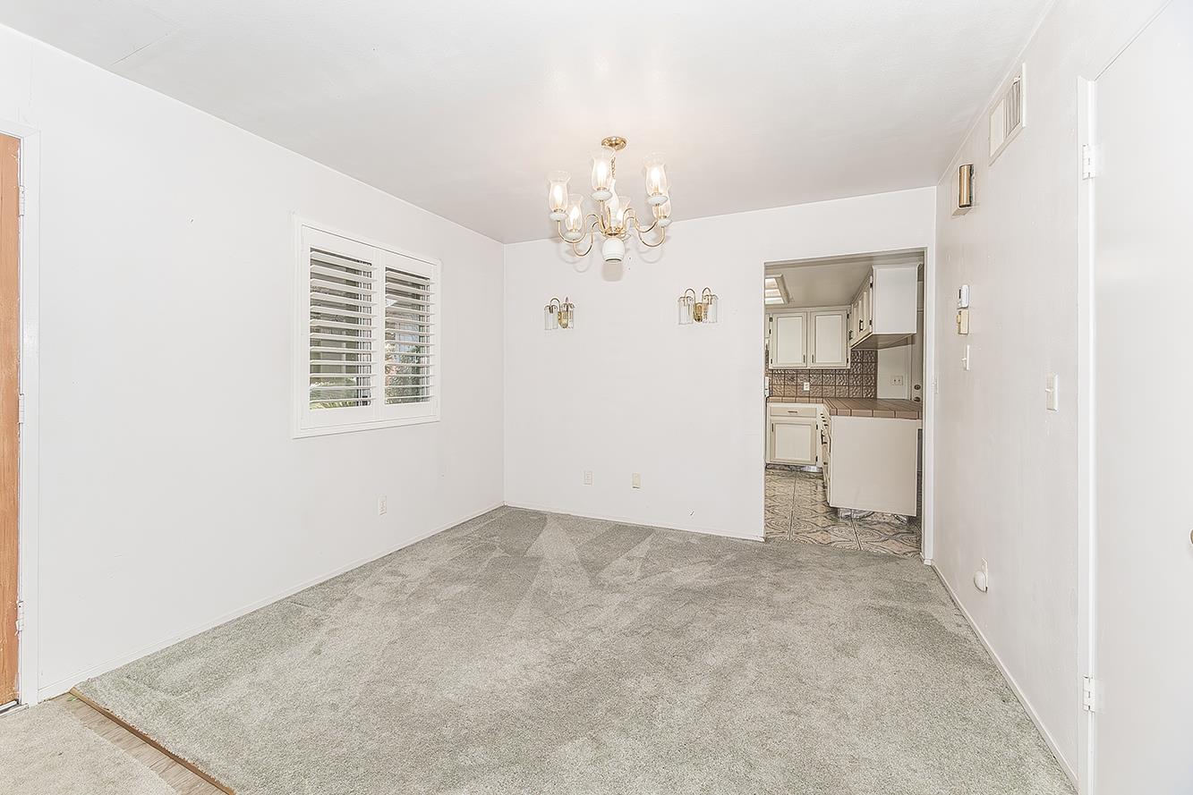 665 Ramblewood Ct, Dinuba, CA 93618