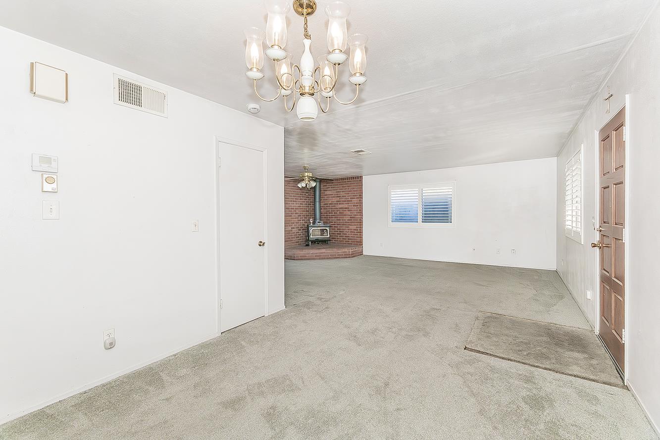 665 Ramblewood Ct, Dinuba, CA 93618