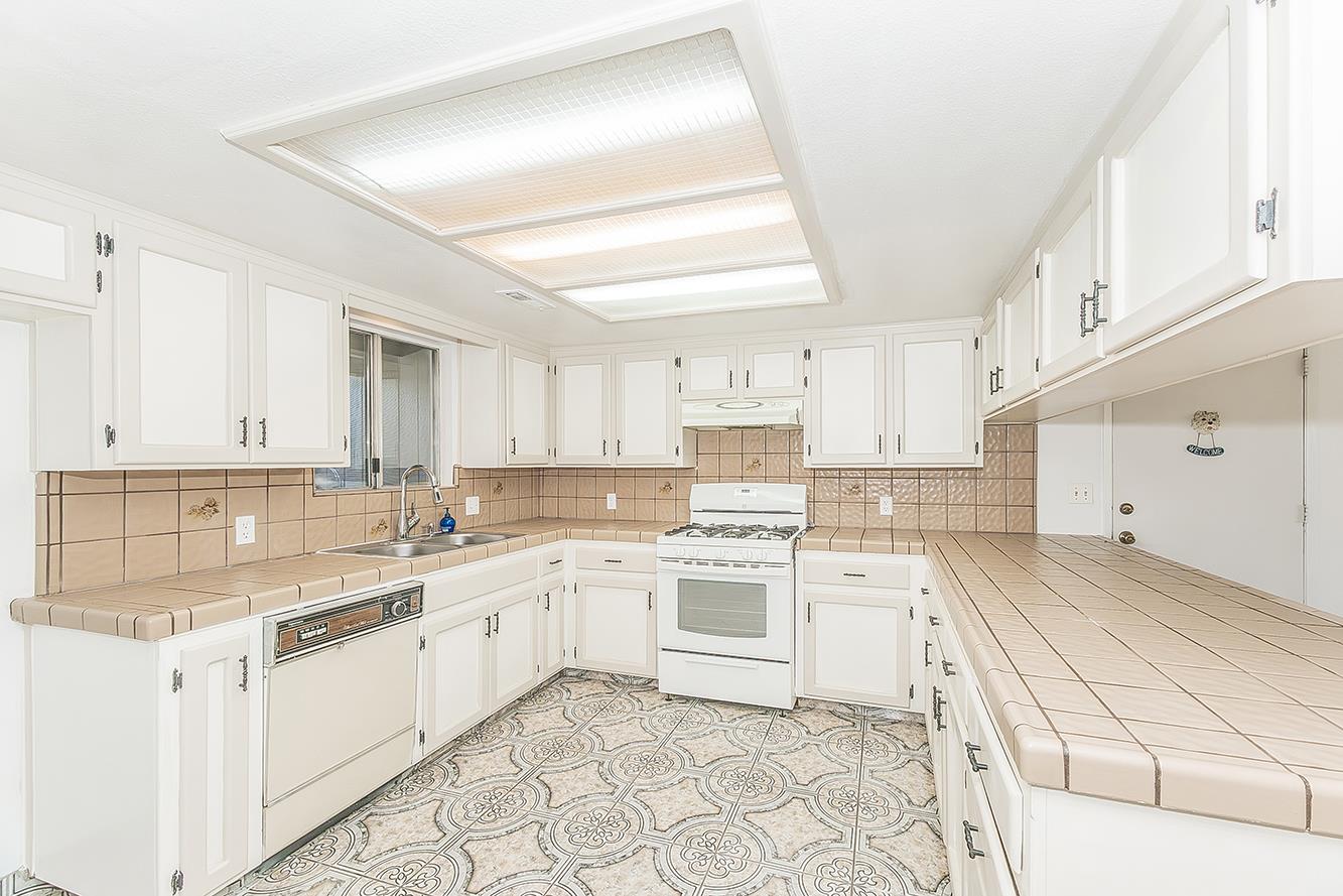 665 Ramblewood Ct, Dinuba, CA 93618