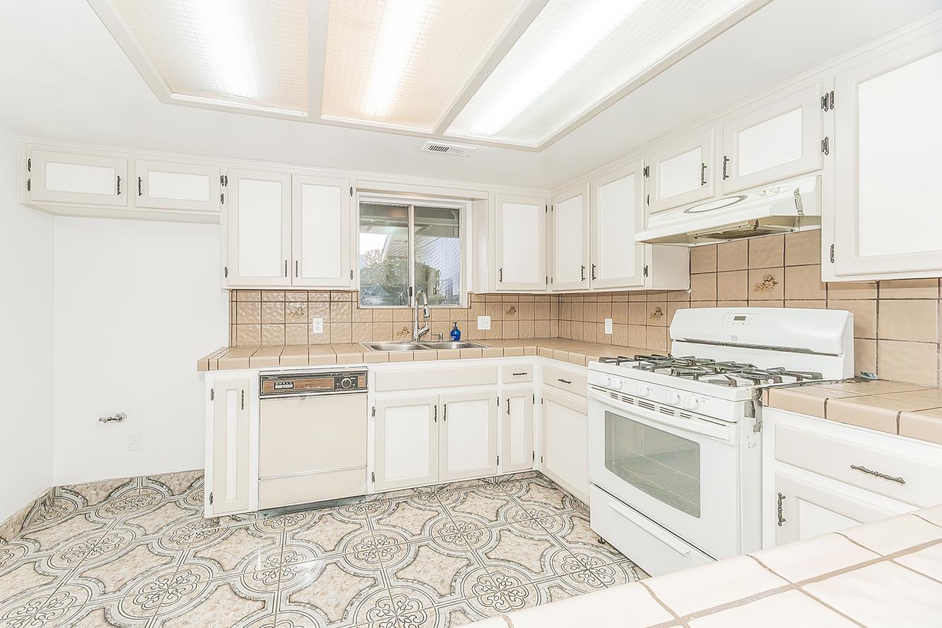 665 Ramblewood Ct, Dinuba, CA 93618