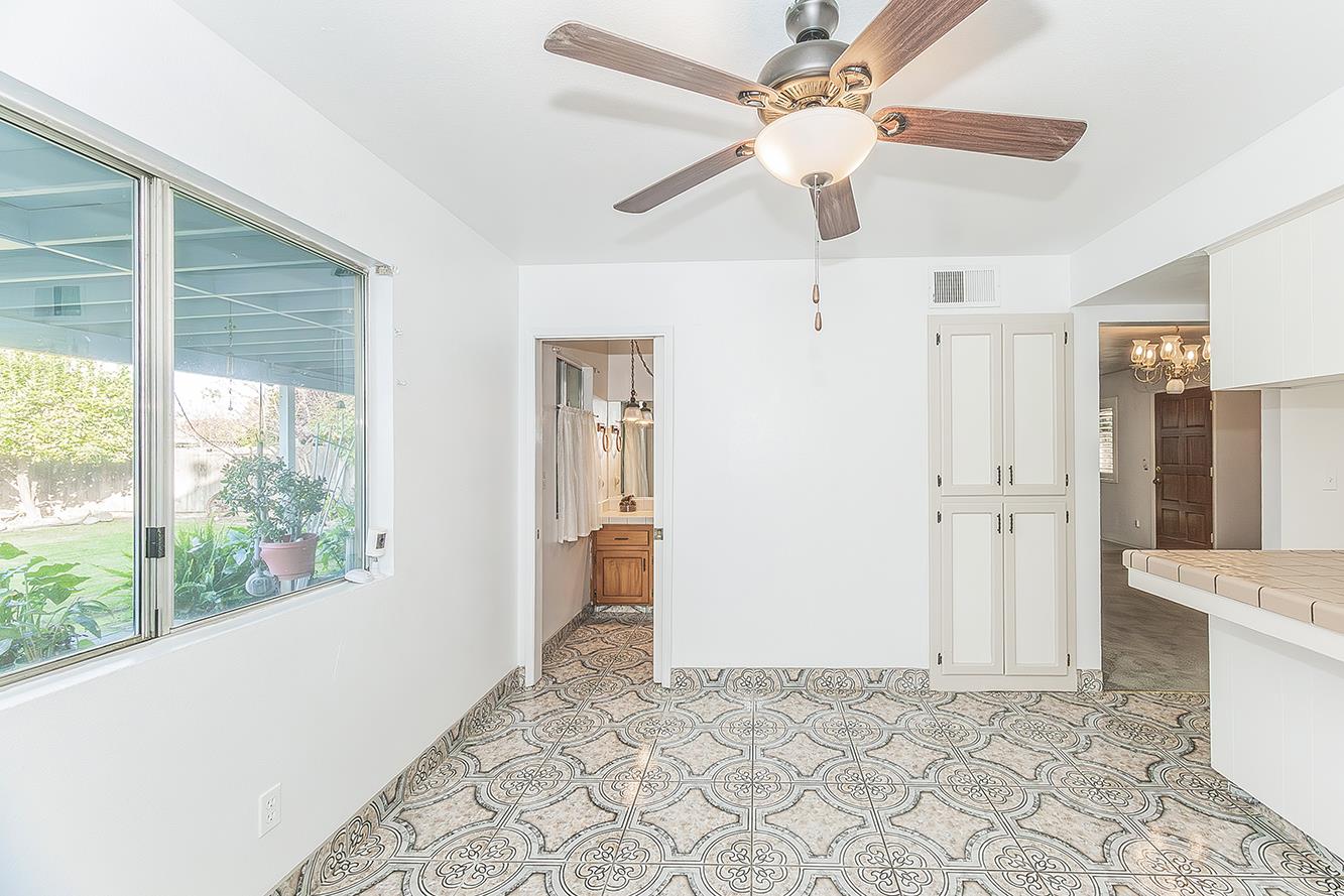 665 Ramblewood Ct, Dinuba, CA 93618