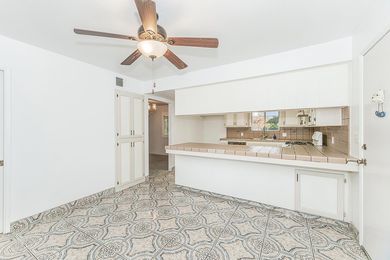 665 Ramblewood Ct, Dinuba, CA 93618