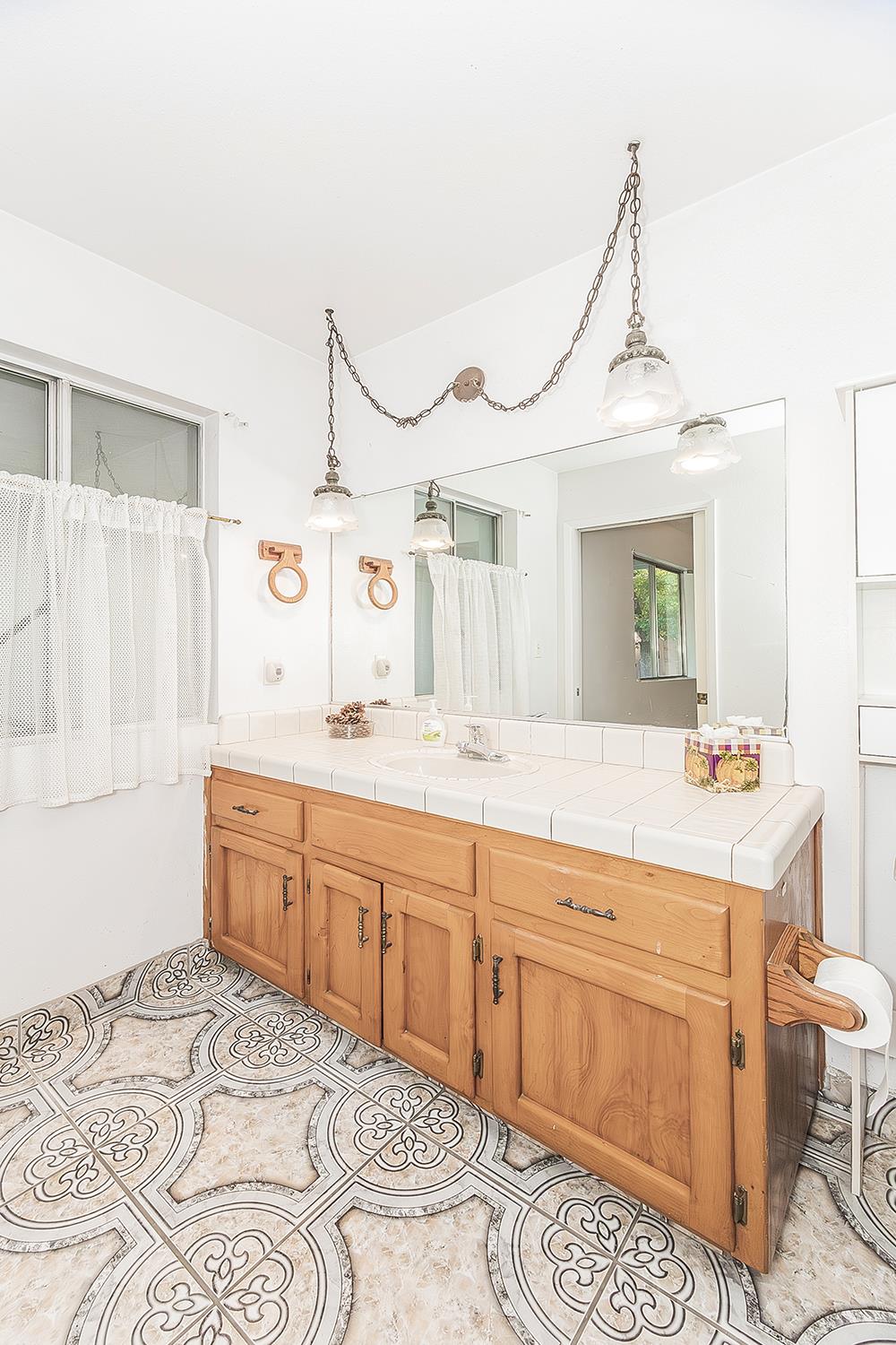 665 Ramblewood Ct, Dinuba, CA 93618