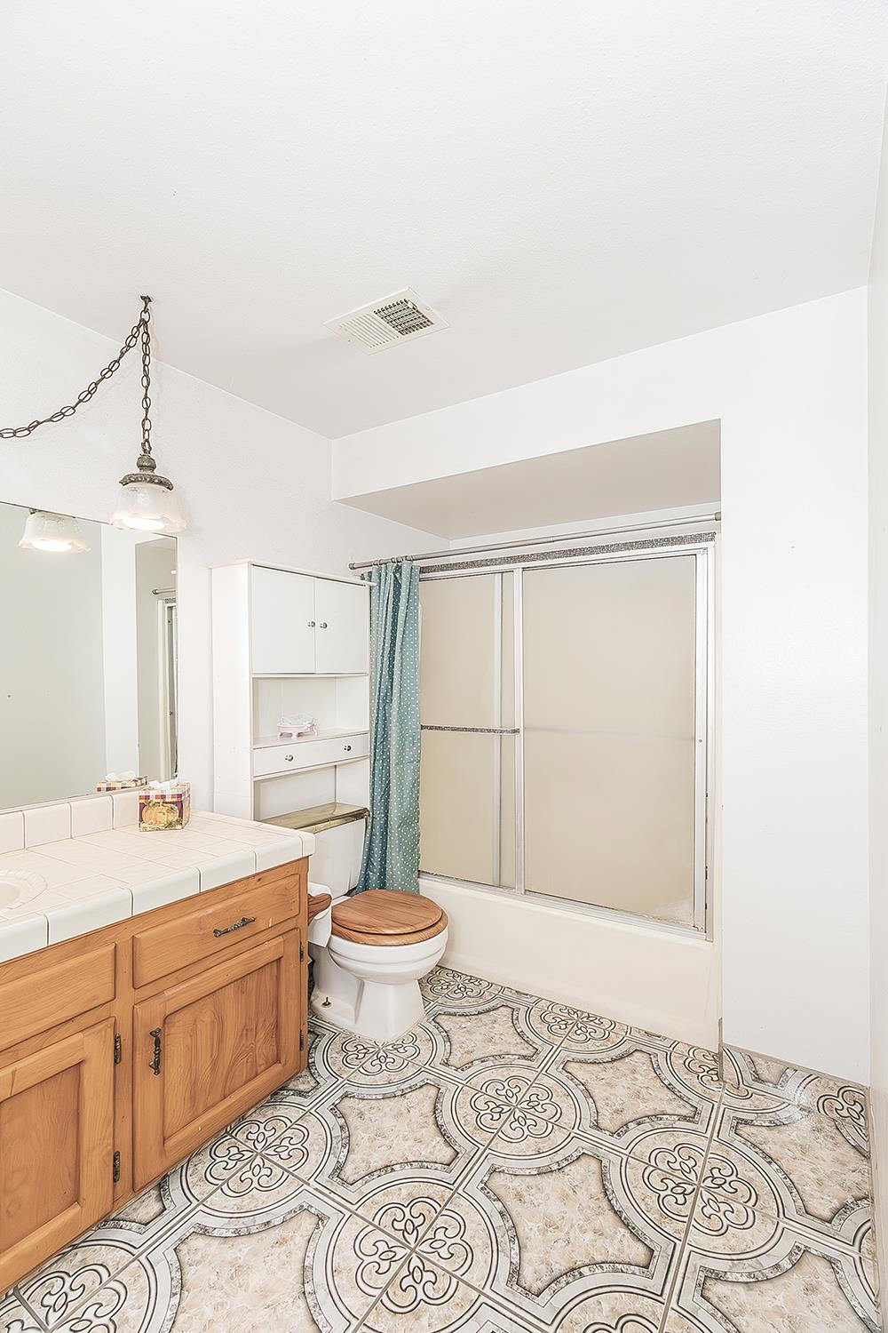 665 Ramblewood Ct, Dinuba, CA 93618