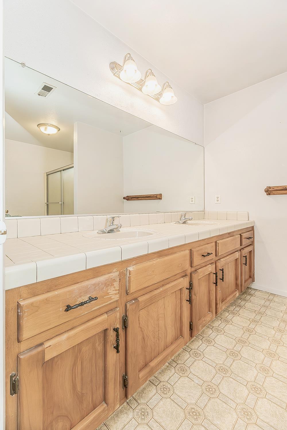 665 Ramblewood Ct, Dinuba, CA 93618