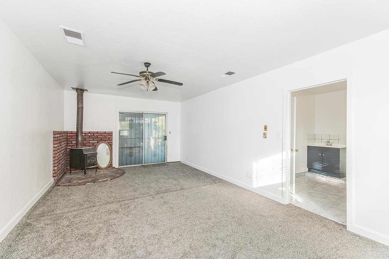 665 Ramblewood Ct, Dinuba, CA 93618