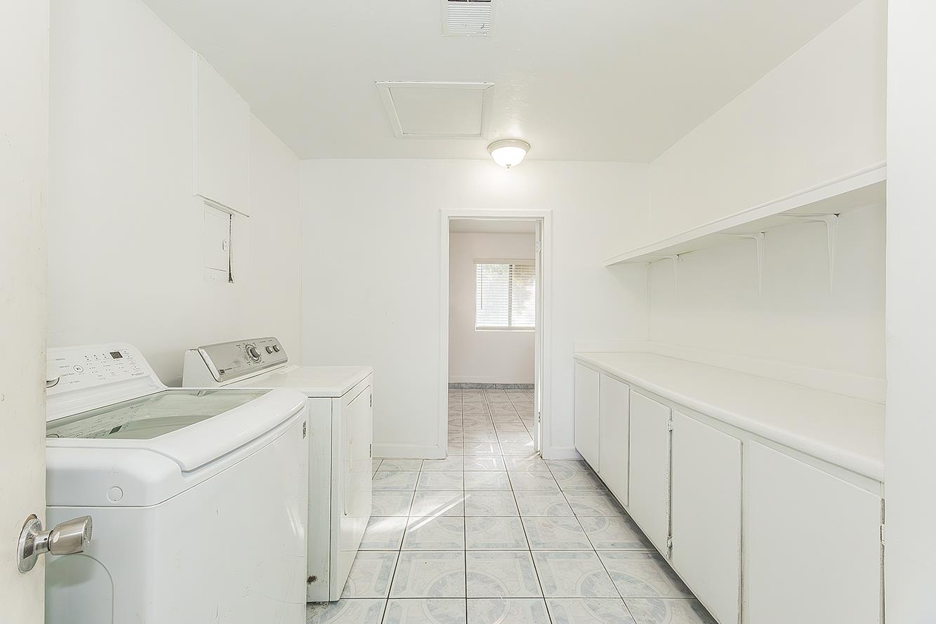 665 Ramblewood Ct, Dinuba, CA 93618