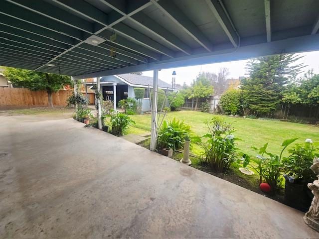 665 Ramblewood Ct, Dinuba, CA 93618