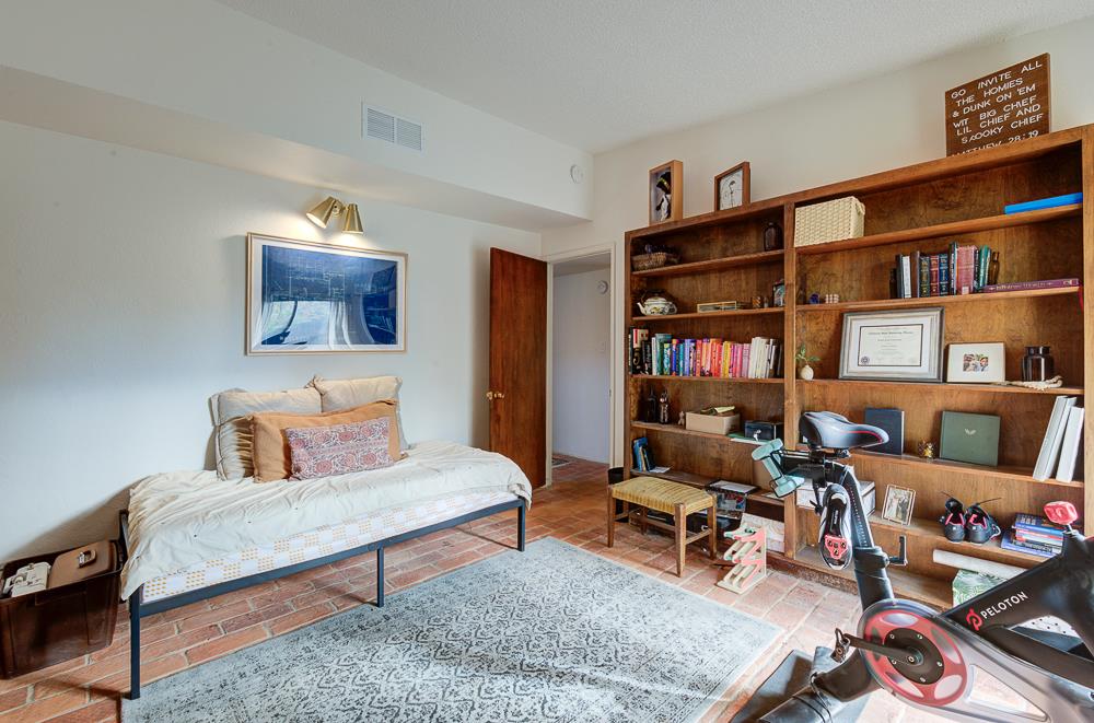 1326 W Morris Ave, Fresno, CA 93711