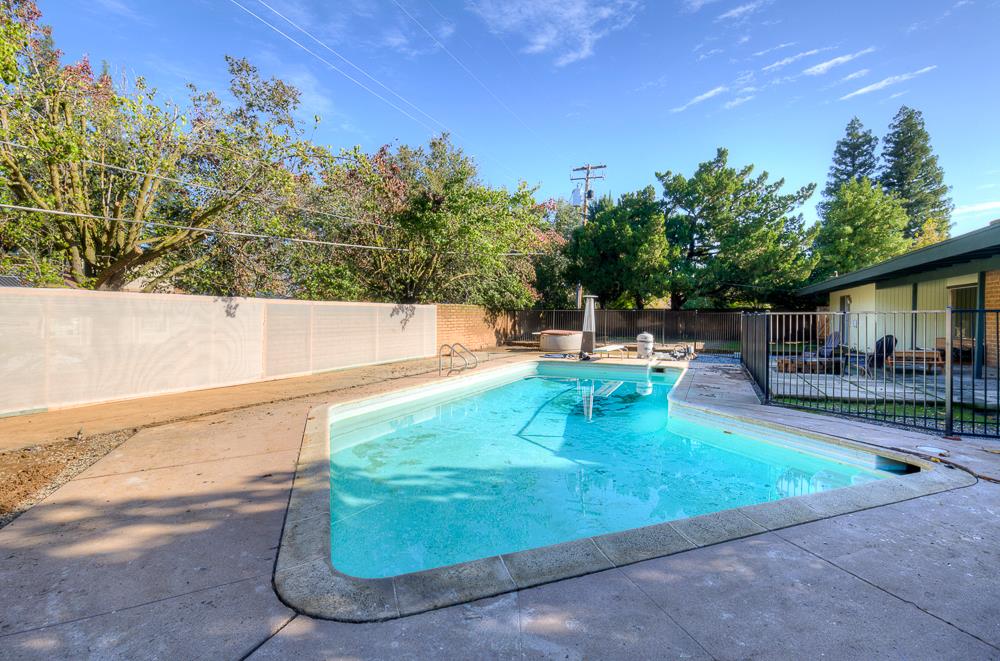 1326 W Morris Ave, Fresno, CA 93711