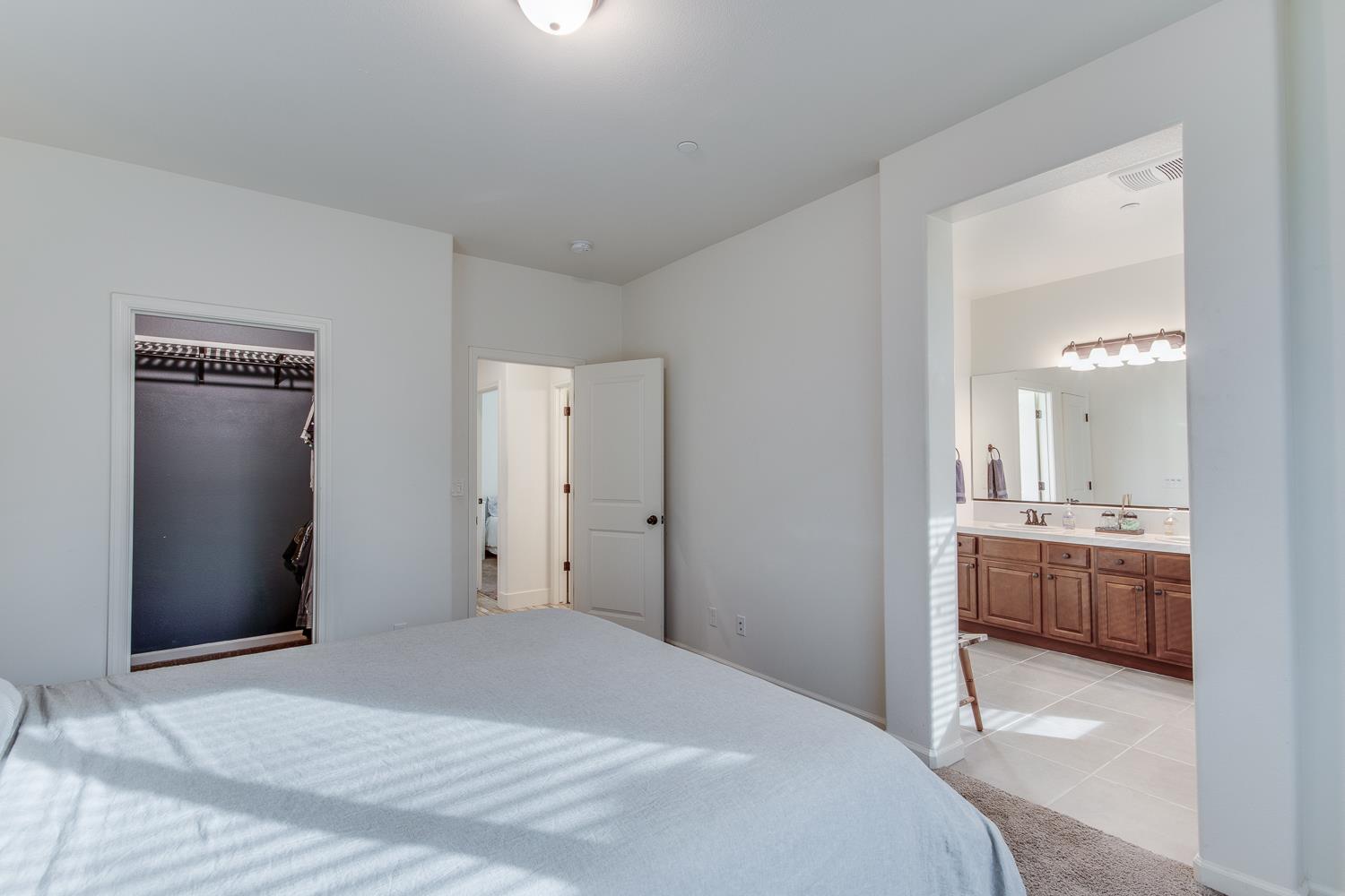 3918 Portals Ave, Clovis, CA 93619