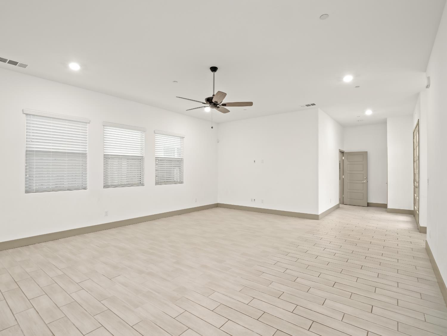 336 E Tyler Ct, Visalia, CA 93291