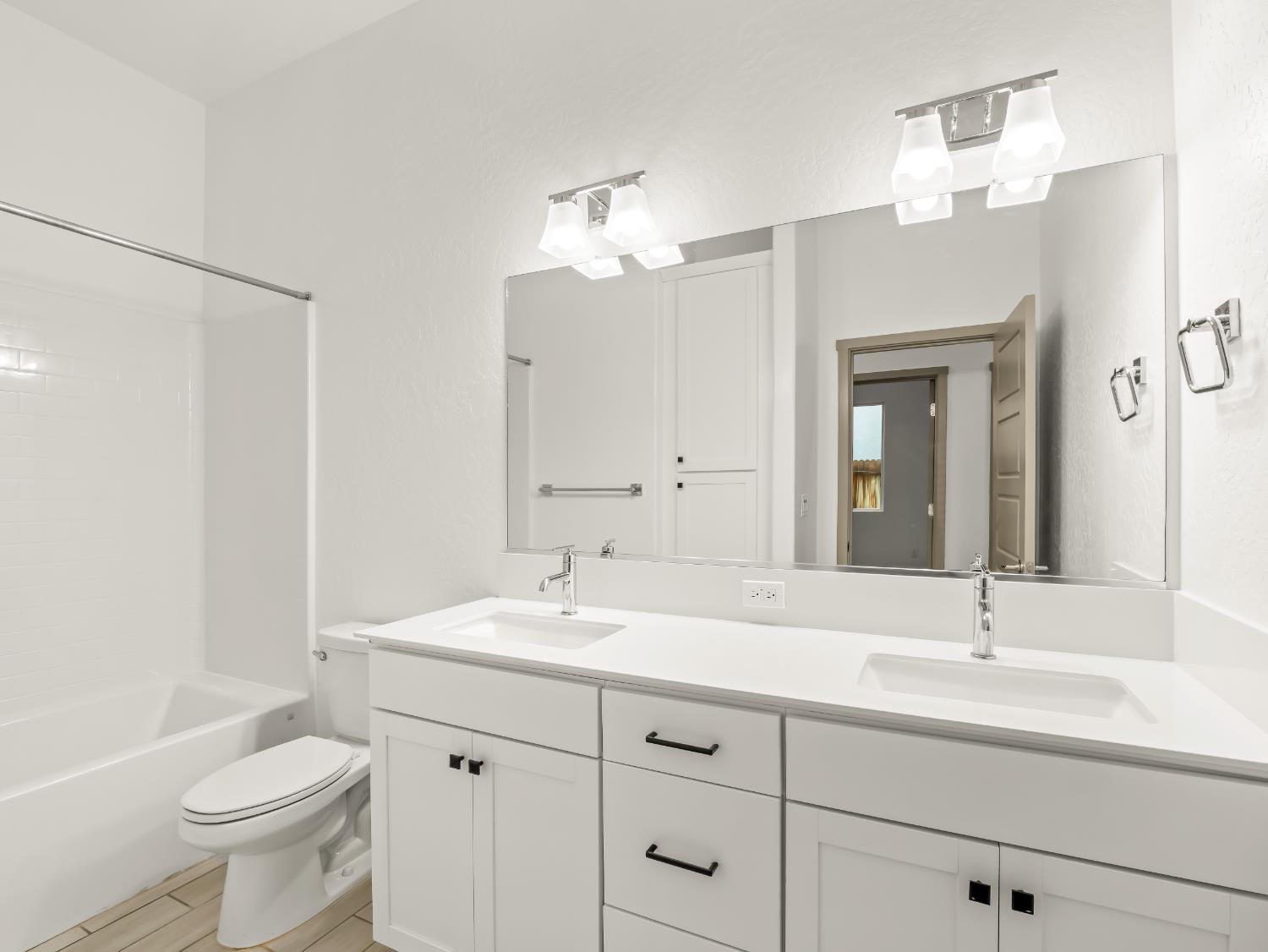 336 E Tyler Ct, Visalia, CA 93291