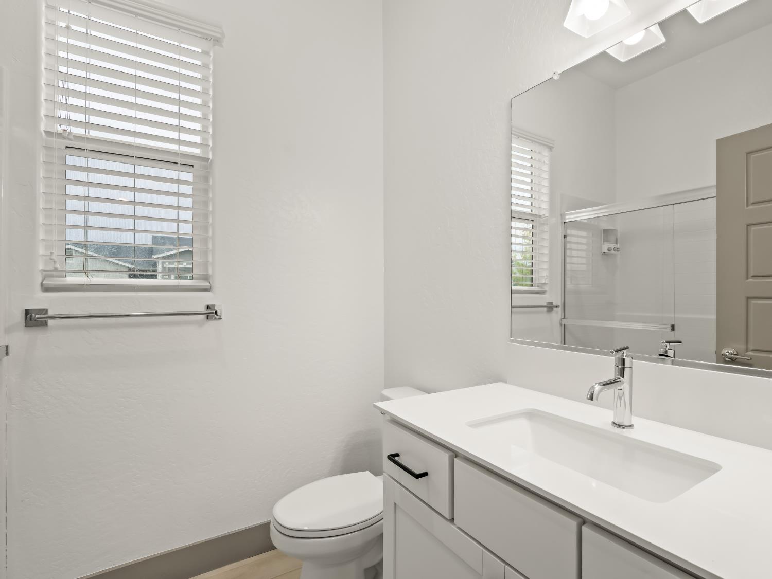 336 E Tyler Ct, Visalia, CA 93291