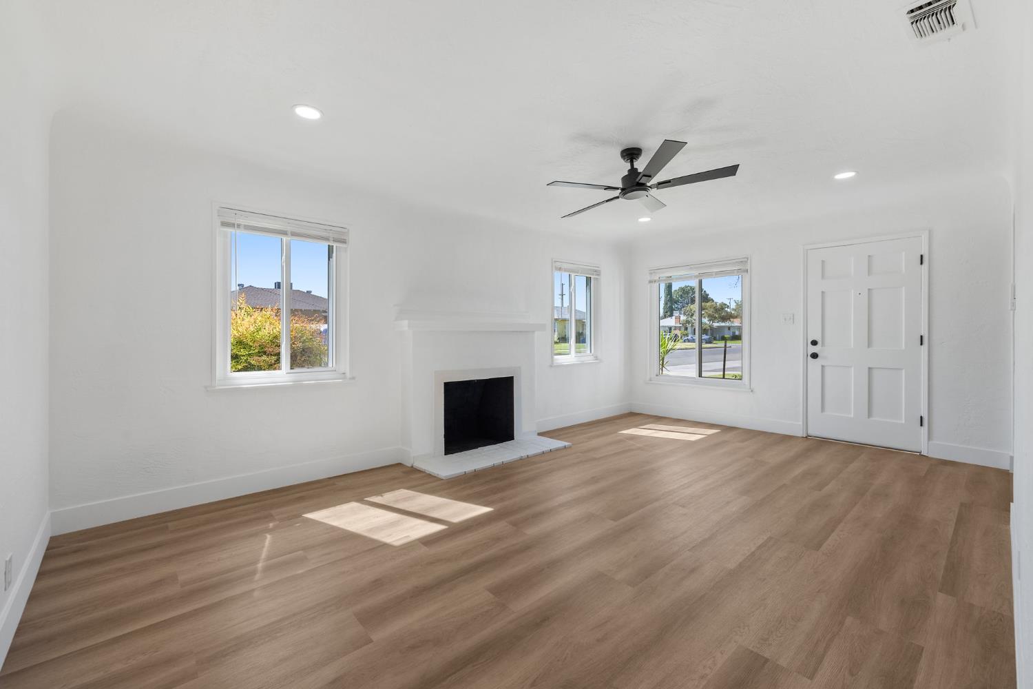 3021 E Simpson Ave, Fresno, CA 93703