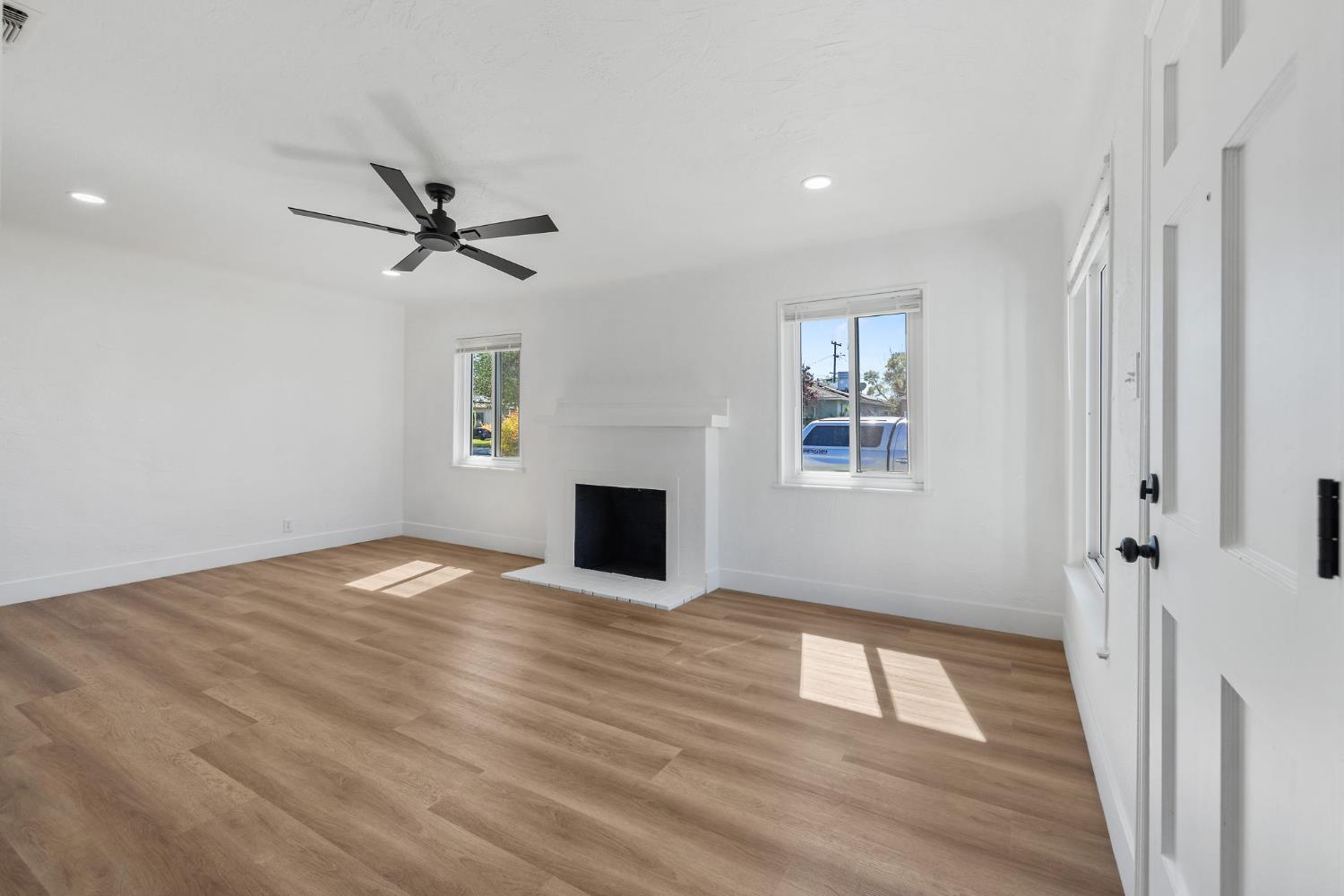 3021 E Simpson Ave, Fresno, CA 93703