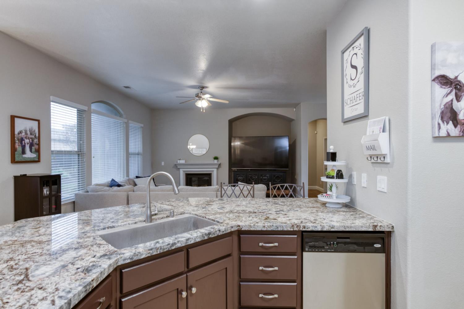 5945 N La Paz Ave, Fresno, CA 93723