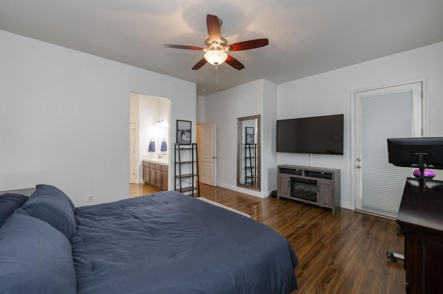 5945 N La Paz Ave, Fresno, CA 93723