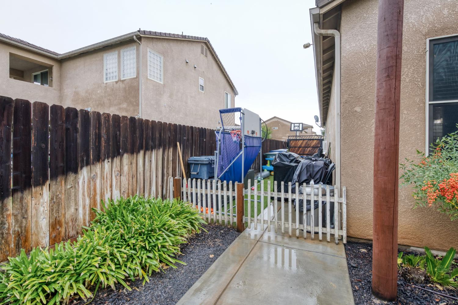 5945 N La Paz Ave, Fresno, CA 93723