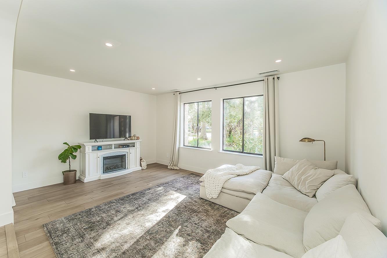 406 E Audubon Dr, Fresno, CA 93720