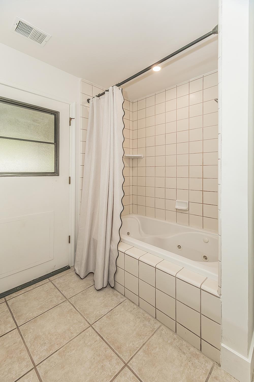 406 E Audubon Dr, Fresno, CA 93720